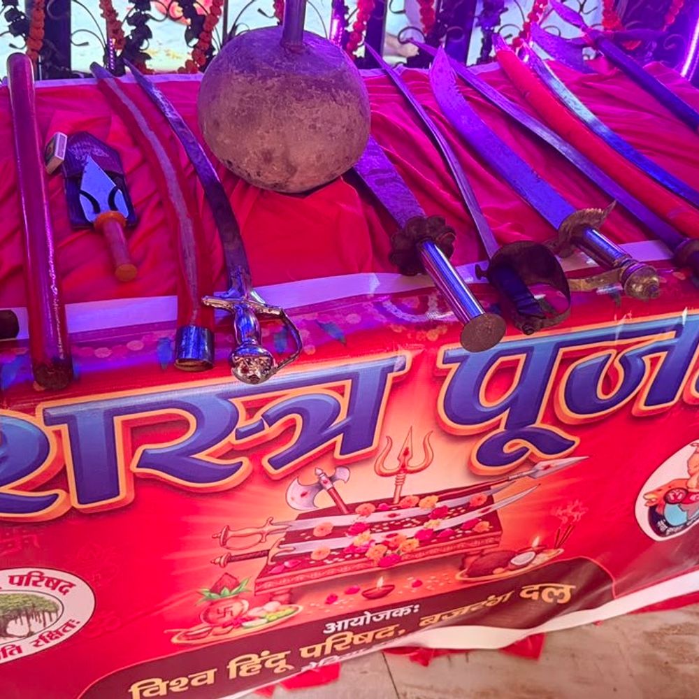 बेतिया में संकल्प के साथ शस्त्र पूजन:जोड़ा शिवालय मंदिर में शस्त्र पूजन, बजरंग दल ने लिया धर्म और संस्कृति की रक्षा का संकल्प