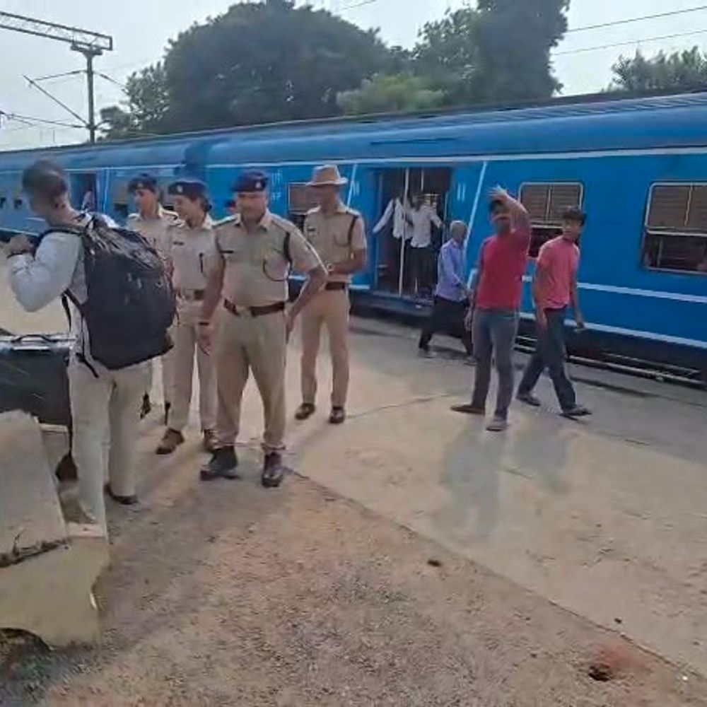 रेल पुलिस ने 2 दिन में 7 लोग गिरफ्तार किए:95 लीटर शराब, 6 मोबाइल बरामद; 274 बिना टिकट यात्रियों से 1.45 लाख जुर्माना वसूला