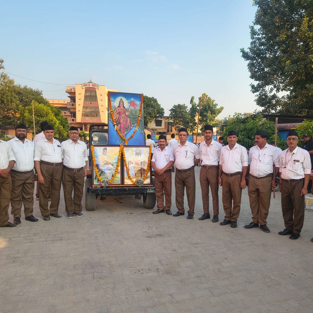 बस्ती में संघ का पथ संचलन, नागरिकों ने किया स्वागत:अनुशासन और राष्ट्रभक्ति का दिया संदेश, महापुरुषों के योगदान पर हुई चर्चा