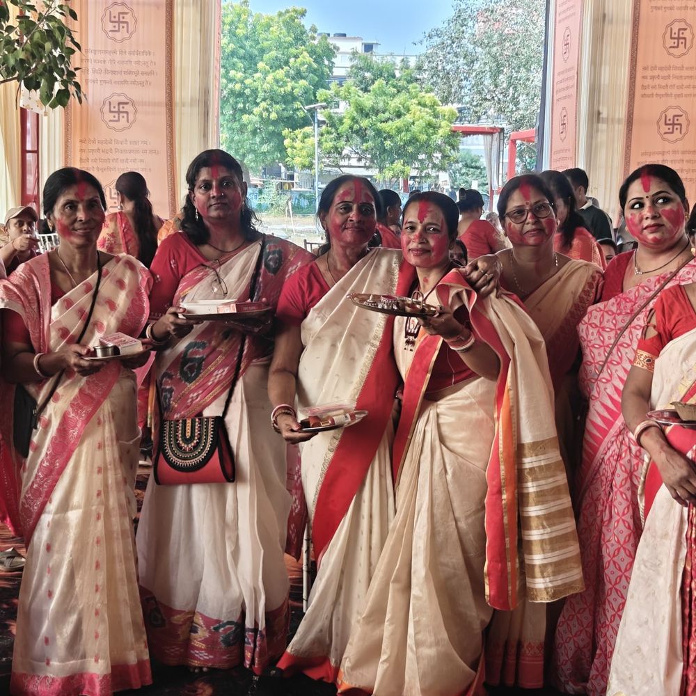 कानपुर में सिंदूर खेला आयोजित:पशुपतिनाथ स्वरूप पंडाल में बंटा प्रसाद, नाना राव घाट पर हुआ विसर्जन
