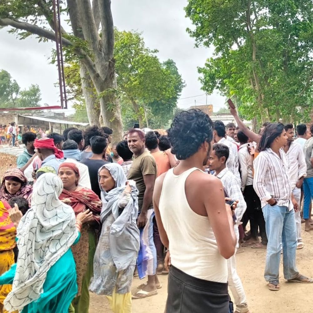 टूटी सड़क पार करते तेज धार में बहा, मौत:बेतिया में बकरी खरीदकर घर लौट रहा था