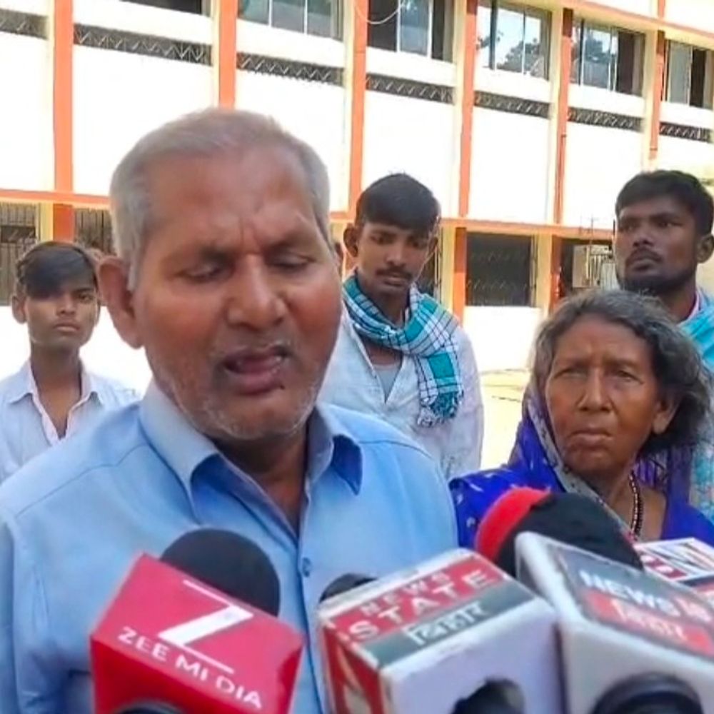 शेखपुरा-कोसरा गांव में 3 महीने से पानी का संकट:100 से अधिक घर प्रभावित, दूर से ढोकर ला रहे पानी; डीएम को सौंपा आवेदन
