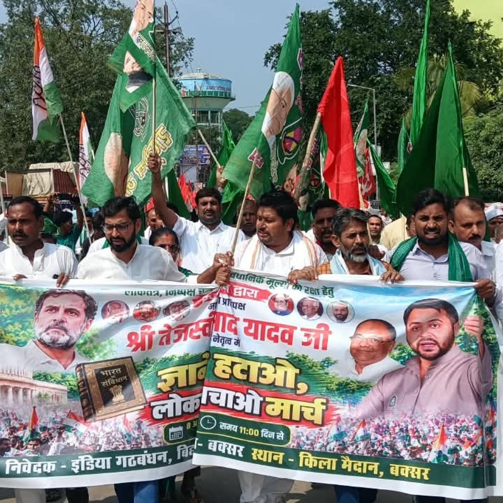 बक्सर में SIR और चुनाव आयोग के खिलाफ प्रोटेस्ट:किला मैदान से अंबेडकर चौक तक महागठबंधन ने मार्च निकाला, CEC का पुतला जलाया