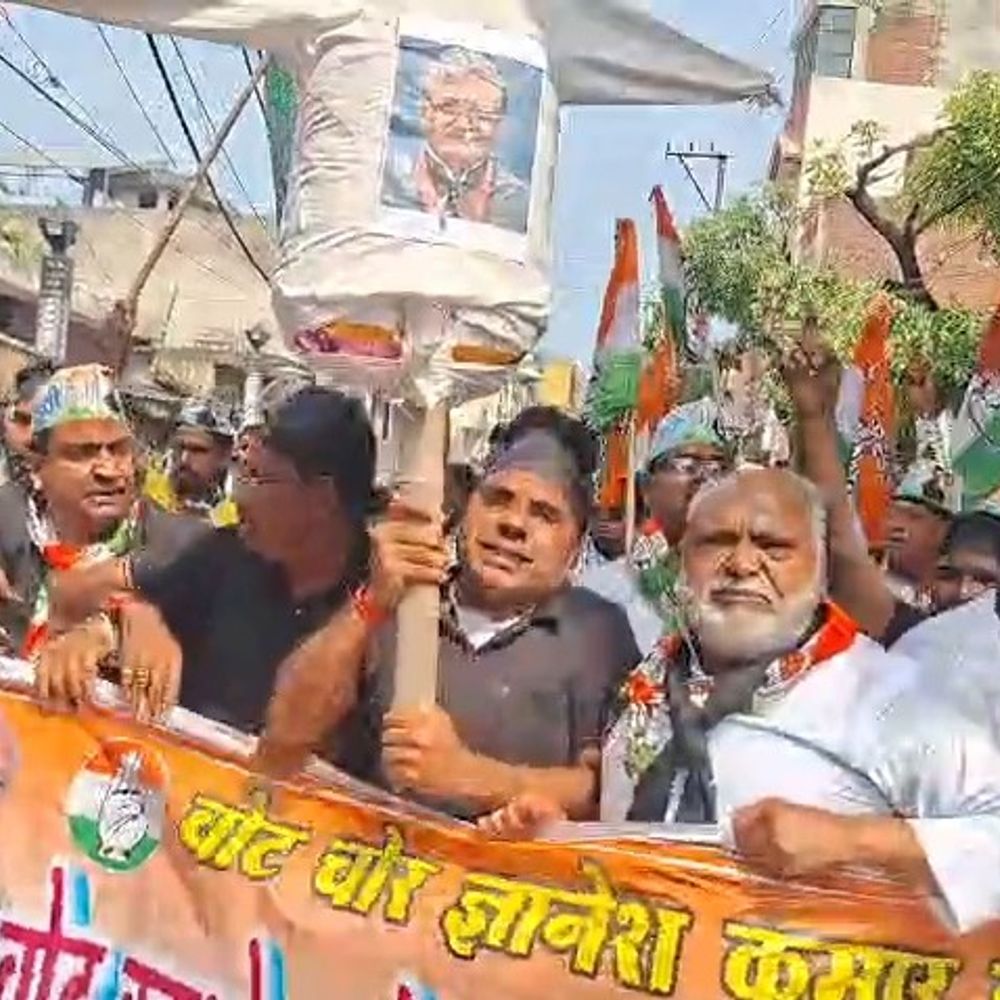 अमरोहा में कांग्रेस ने मुख्य चुनाव आयुक्त का पुतला फूंका:ज्ञानेश कुमार के इस्तीफे की मांग, बीजेपी को फायदा पहुंचाने का आरोप