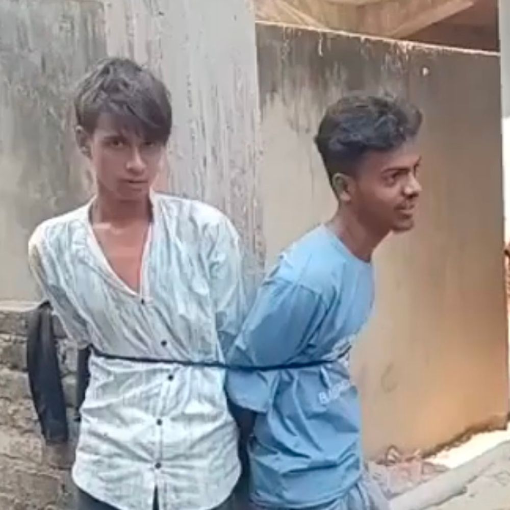 पेट्रोल चोरी के शक में दो युवकों को पीटा:खंभे से बांधकर मार थप्पड़, पुलिस ने 5 पर दर्ज किया केस