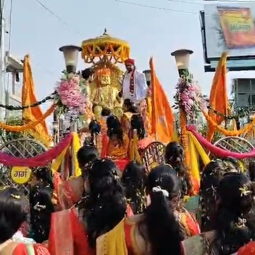 महाराजा अग्रसेन जयंती पर मथुरा में निकली कलश यात्रा:जगह-जगह पुष्पवर्षा कर हुआ स्वागत, अग्रवाल समाज ने लिया हिस्सा