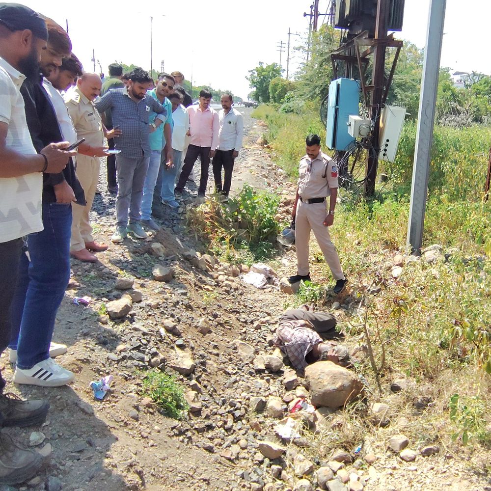 शाजापुर में MPEB कार्यालय के पास मिली लाश:सड़क किनारे पड़ा था शव, पुलिस कर रही शिनाख्ती की कोशिश