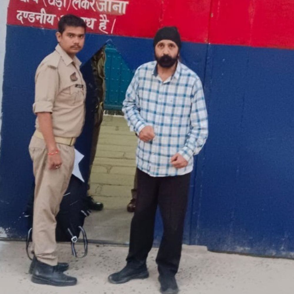 मिर्जापुर में सरकारी योजनाओं का झांसा देकर साइबर ठगी:दिल्ली से 54 वर्षीय आरोपी गिरफ्तार, बैंक खाते, सिम और एटीएम कार्ड से करते थे ठगी