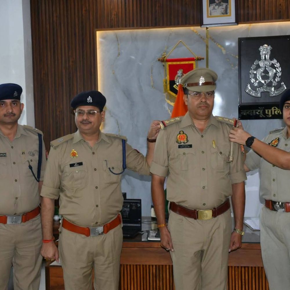 बदायूं में 5 दारोगा बने इंस्पेक्टर:एसएसपी अंकिता शर्मा ने कंधे पर स्टार लगाकर दी बधाई