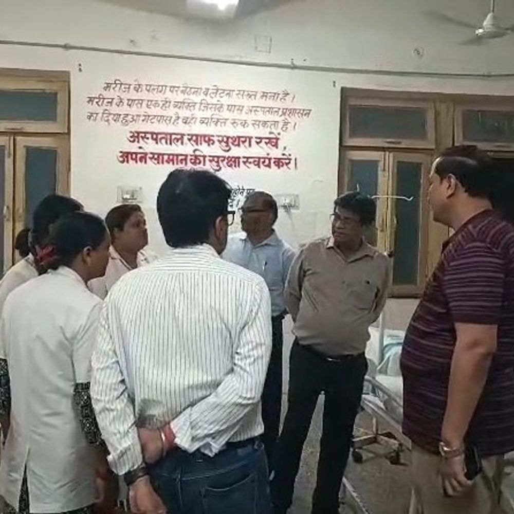 उन्नाव जिला अस्पताल में बायोमेट्रिक हाजिरी शुरू:2020 की मशीनें खराब होने से रजिस्टर पर दर्ज उपस्थिति