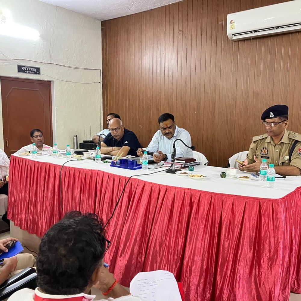 मिर्जापुर डीएम ने नवरात्र मेला व्यवस्थाओं का जायजा लिया:जोनल-सेक्टर मजिस्ट्रेटों को 24 घंटे अलर्ट रहने के निर्देश दिए, श्रद्धालुओं में बांटा प्रसाद