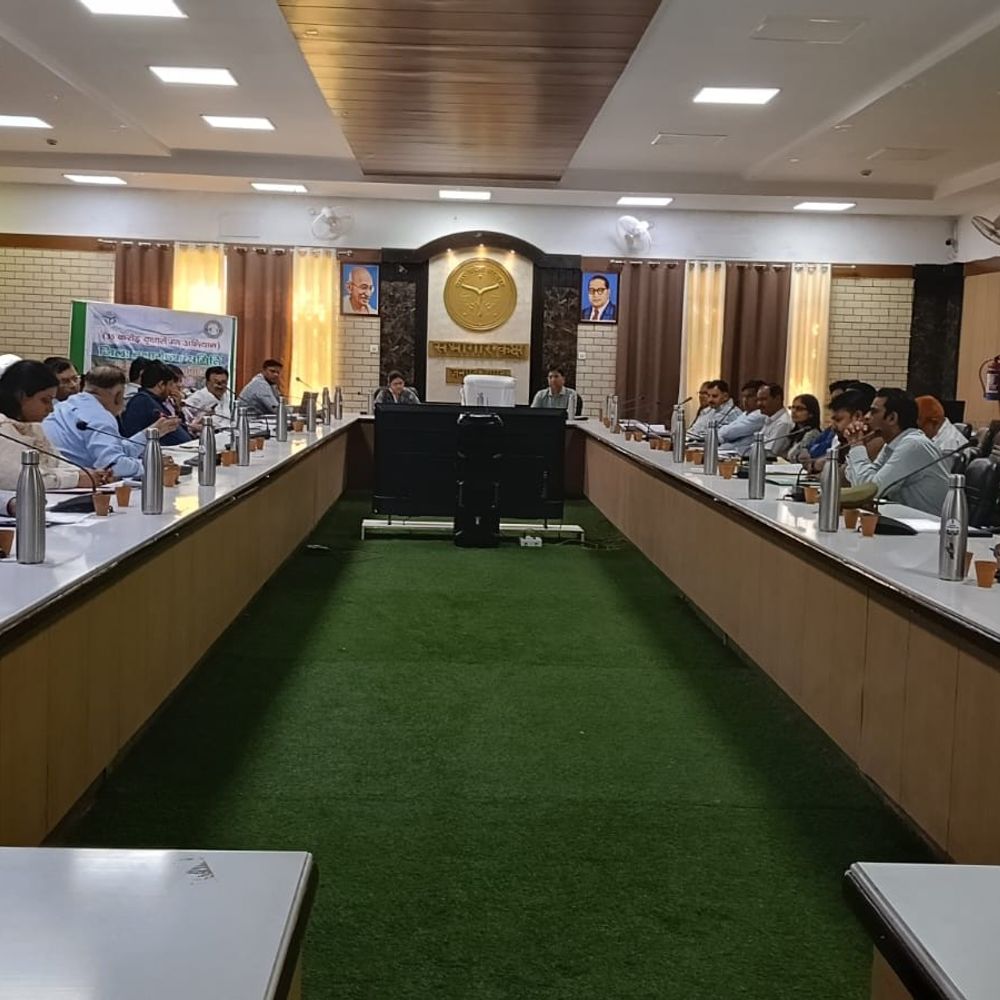 हापुड़ में अपर जिलाधिकारी ने तीन समितियों की बैठक ली:जियोटैगिंग, कचरा निस्तारण और एसटीपी संचालन पर दिए निर्देश