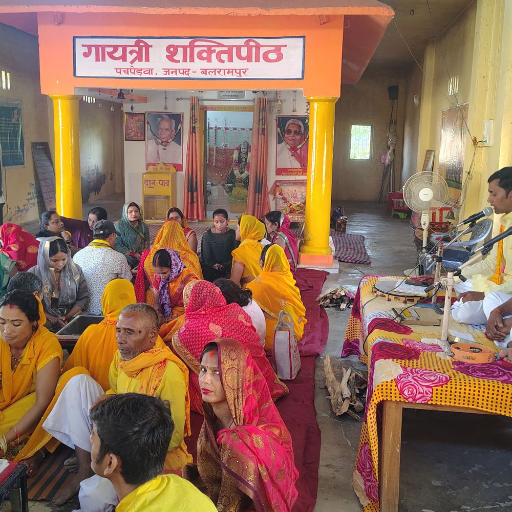 पांच कुंडीय गायत्री महायज्ञ से पूर्णाहुति:बलरामपुर में गायत्री परिवार युवाओं और महिलाओं को सामाजिक अभियानों से जोड़ रहा