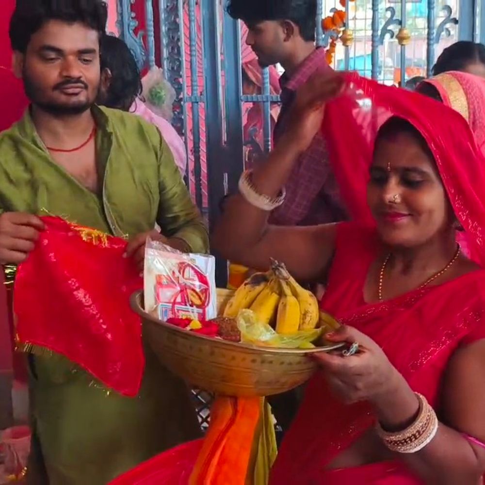 कटिहार के डूमर वाली मैया मंदिर में बलि नहीं चढ़ती:नारियल और चुनरी चढ़ाने की है परंपरा, बिहार-बंगाल-झारखंड से आते हैं श्रद्धालु