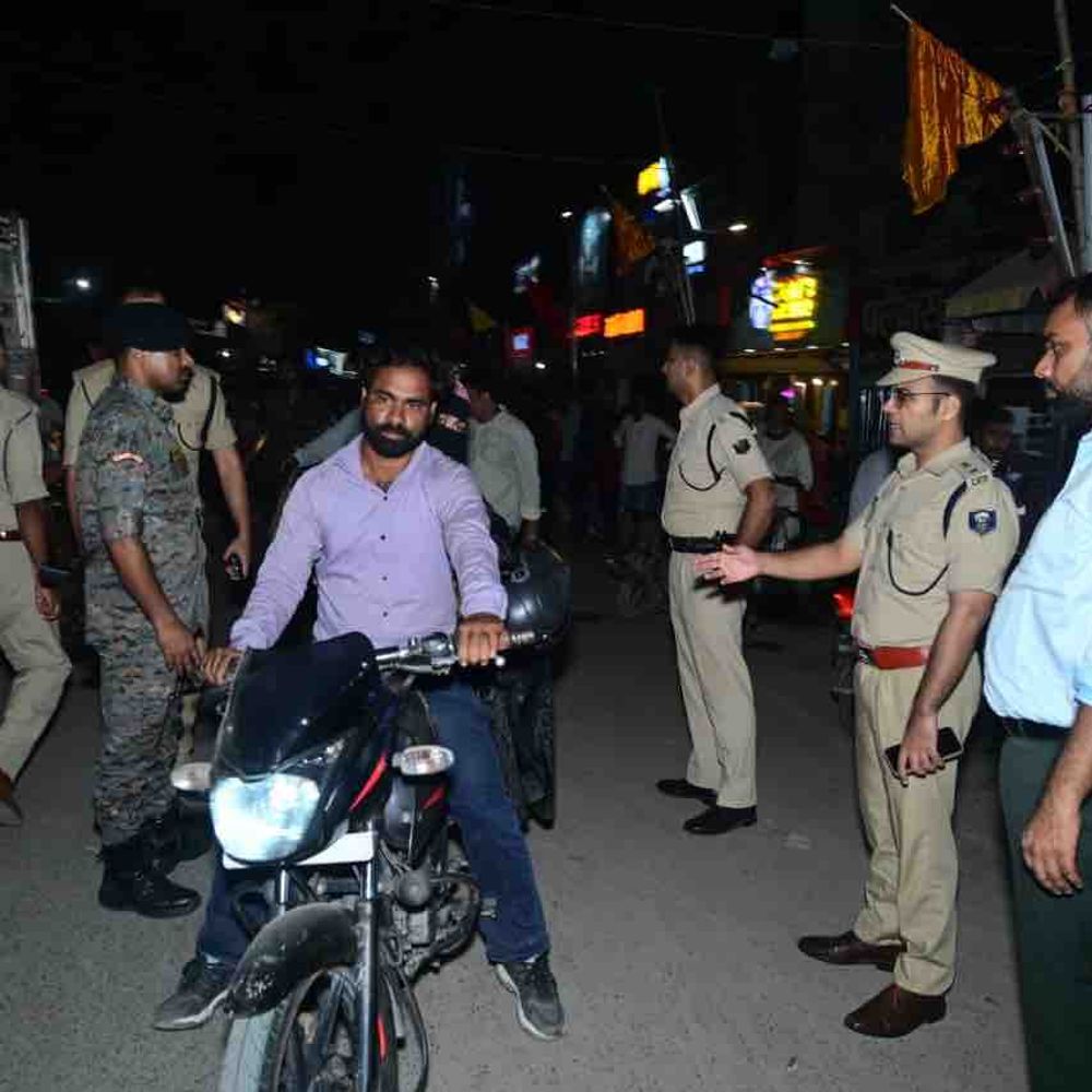 दुर्गा पूजा पंडालों की सुरक्षा जांचने उतरे DM-SP:महिला श्रद्धालुओं की मदद के लिए वॉलेंटियर तैनात होंगे, मोतिहारी में जाम से निपटने को बनेगा ट्रैफिक प्लान