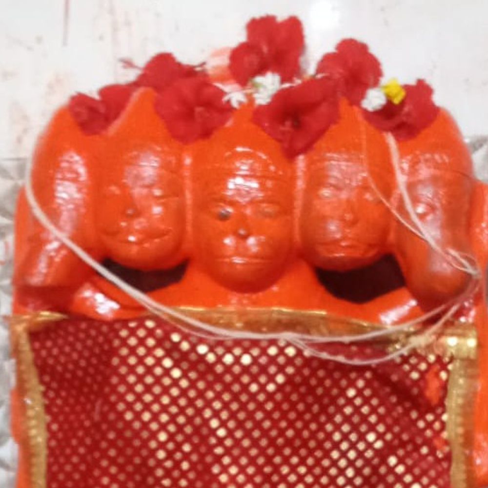 पंचमुखी हनुमान मंदिर से चांदी के 5 मुकुट चोरी:मैहर में चैनल गेट का कुंदा तोड़कर घुसे चोर, तालाब के पास टूटी मिली दान पेटी