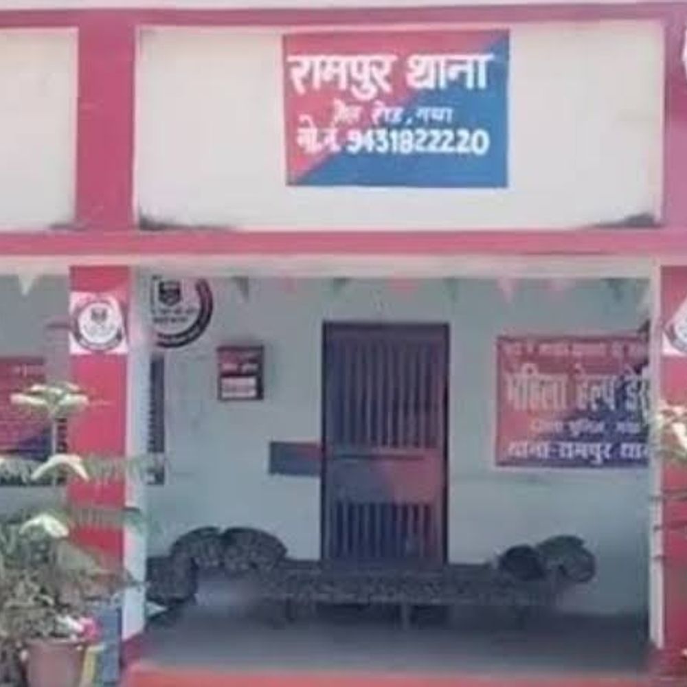 मां की दवा लेने निकले युवक की बाइक चोरी:क्लीनिक के बाहर खड़ी की थी बाइक, सीसीटीवी में चोरी करते दिखा चोर