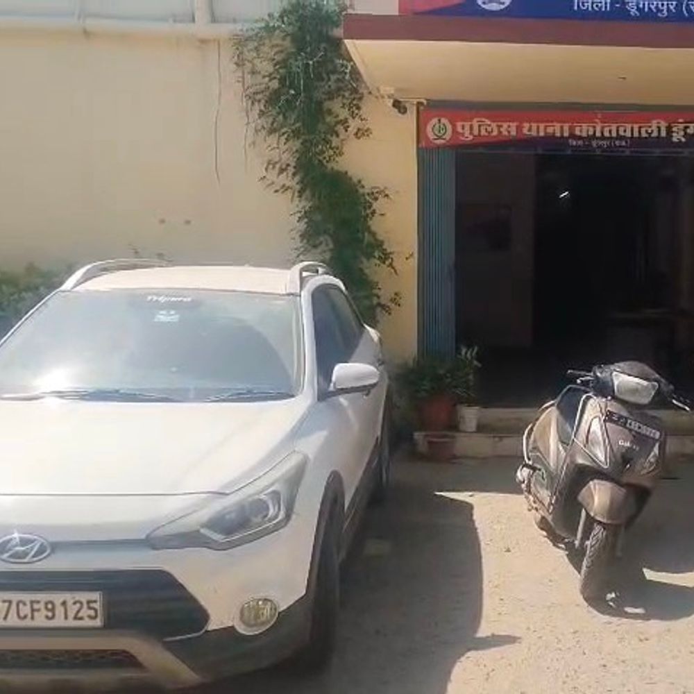 डॉक्टर के घर से चुराए 3 लाख, पुराना नौकर गिरफ्तार:चोरी के पैसों से खरीदी थी कार, गाड़ी और स्कूटी जब्त