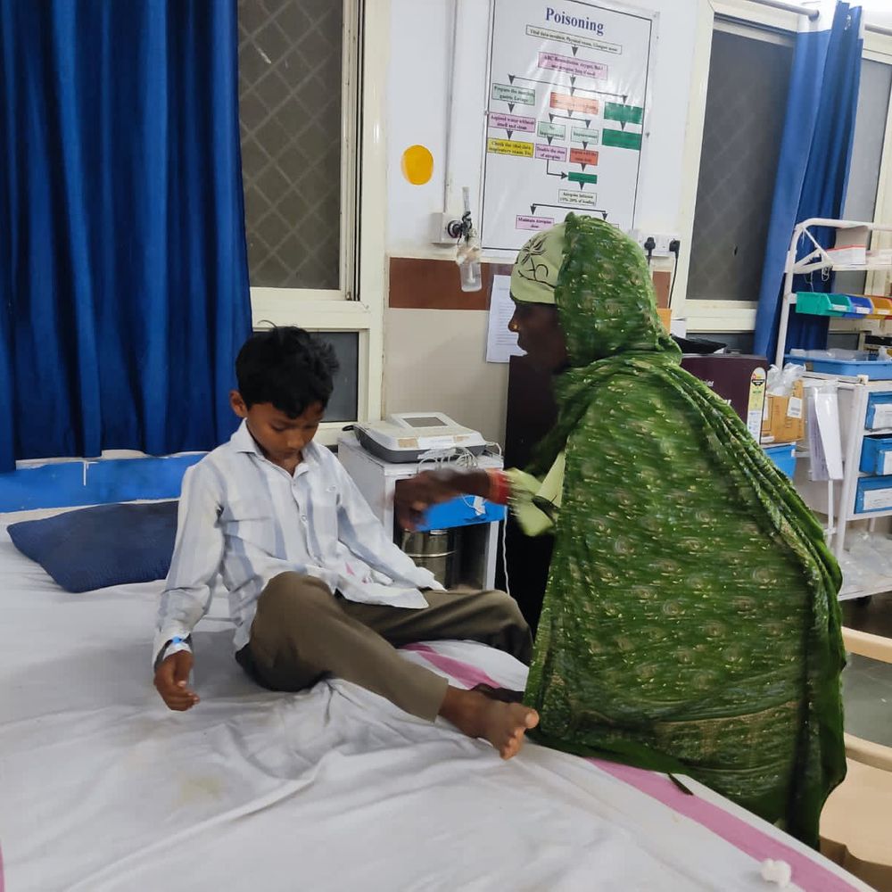 गणित का सवाल हल न करने पर छात्र को पीटा:टीचर ने छड़ी से पीठ पर मारा, कहा-घर पर किसी को नहीं बताना;  अस्पताल में भर्ती