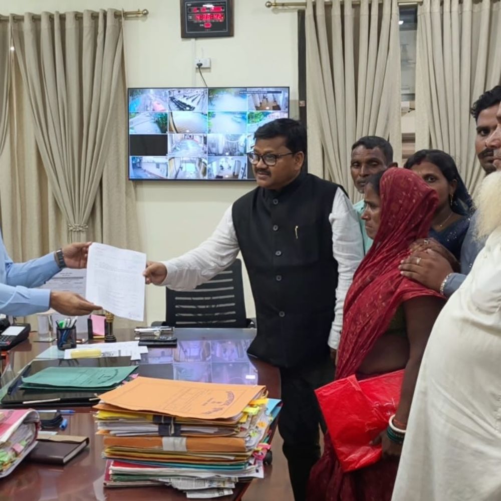 मलेशिया-जेल में बंद सीमांचल के 14-युवाओं की रिहाई की मांग:पूर्व विधायक ने अधिकारियों को सौंपा मांगपत्र, एजेंट नाहिद गनी पर कार्रवाई की मांग