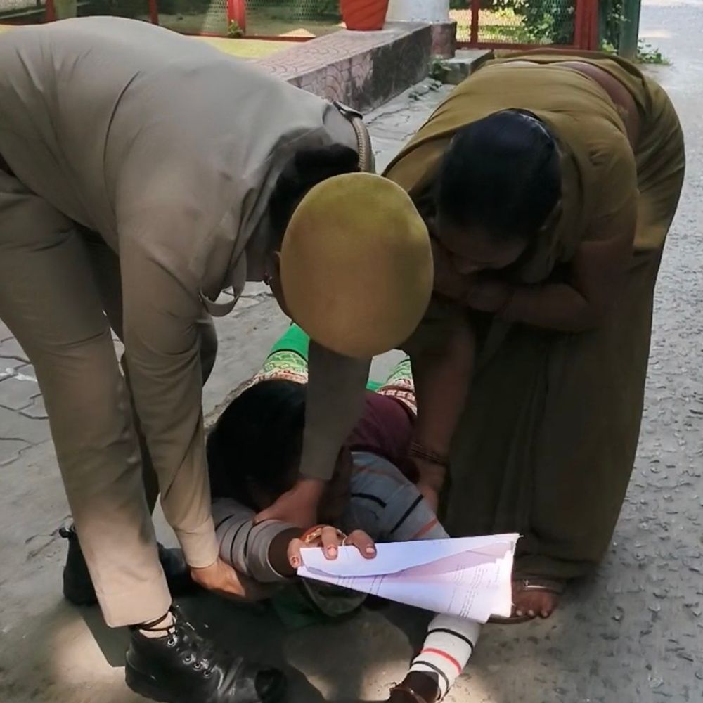पति एक साल से लापता, महिला को घर से निकाला:जेठ-देवर पर मकान और छह बीघा जमीन कब्जाने का आरोप, दंडवत करती कलेक्ट्रेट पहुंची
