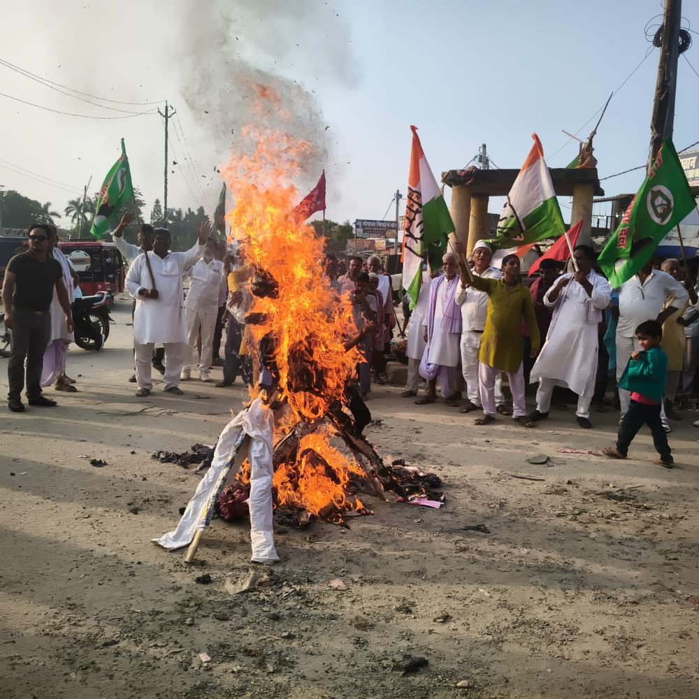 मधुबनी में इंडिया गठबंधन ने पुतला जलाया:मुख्य चुनाव आयुक्त, PM और गृहमंत्री के खिलाफ नारेबाजी; वोट चोरी का आरोप