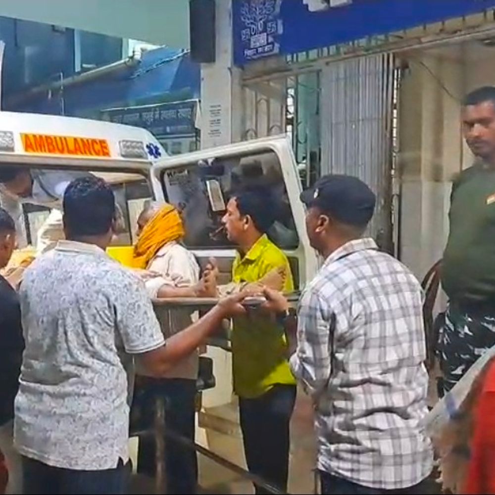 ई-रिक्शा और बाइक की टक्कर में दो युवक घायल:खैरा-सोनो मुख्य मार्ग पर हुआ हादसा, एक को पटना रेफर किया