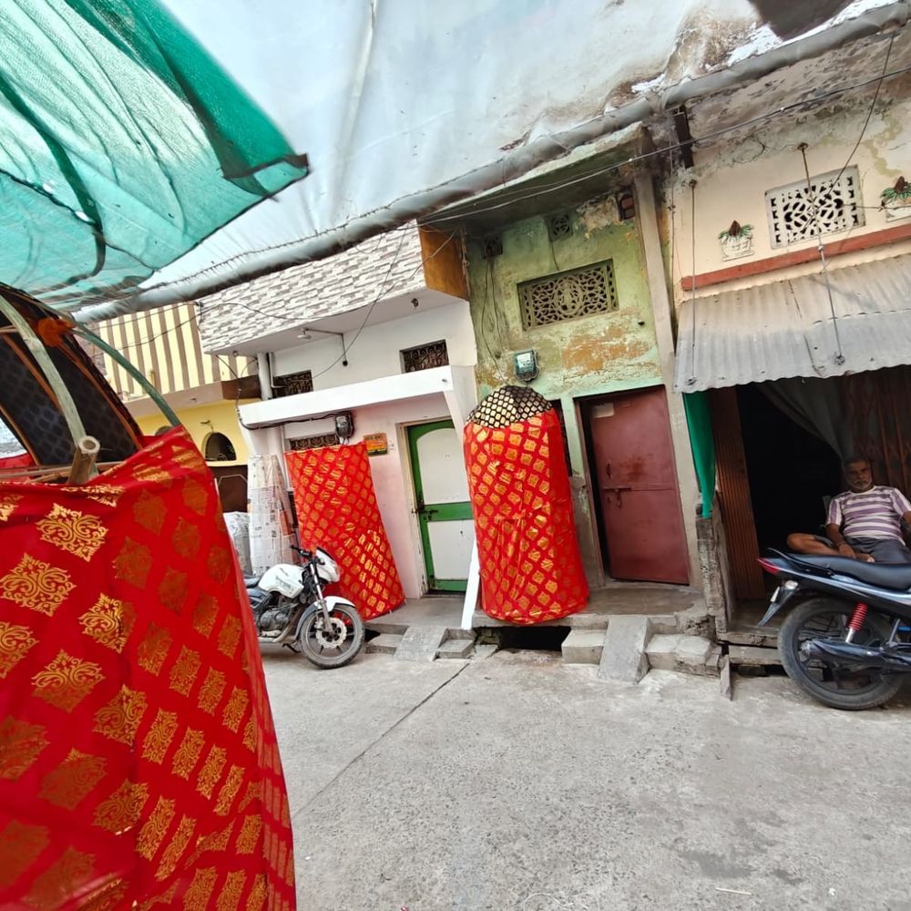 अमेठी में कल 30 जगहों पर होगा रावण दहन:25 फीट के रावण का प्रयागराज के गुलाब कर रहे निर्माण
