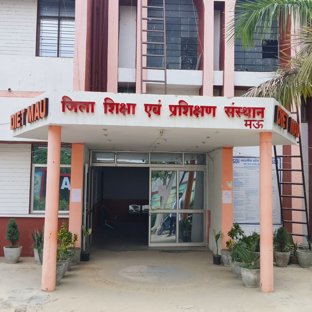 डायट इमिलिया में 1.78 करोड़ की वित्तीय अनियमितता के आरोप:मऊ में क्लर्क आयुष राय निलंबित, विभागीय जांच शुरू