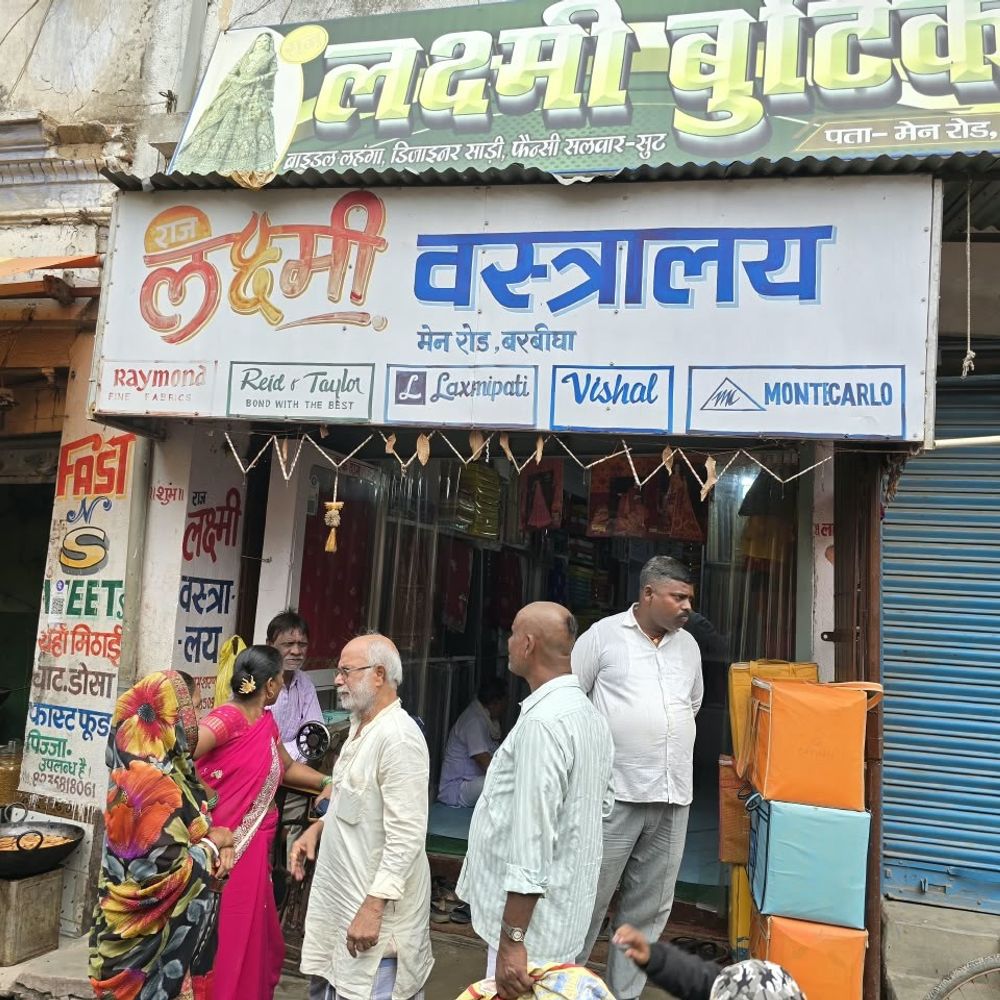 शेखपुरा में दुकान से 2 लाख रुपए लेकर बदमाश भागे:कस्टमर बनकर अंदर आया आरोपी, दूसरा बाइक लेकर बाहर करता रहा इंतजार