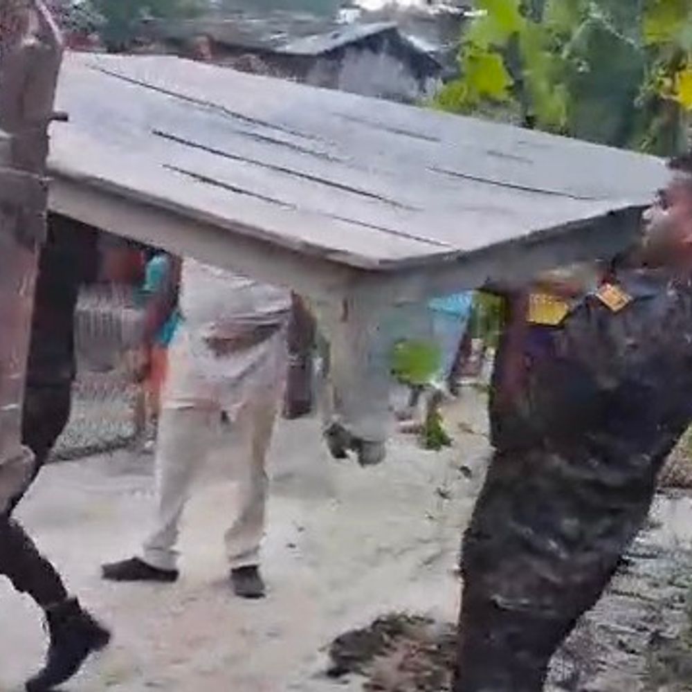रामाशंकर प्रसाद हत्याकांड में फरार आरोपी के घर कुर्की हुई:सीतामढ़ी पुलिस ने कोर्ट के आदेश पर लरकनिया गांव में की कार्रवाई