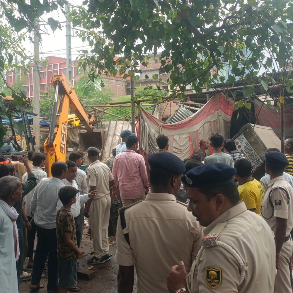 जहानाबाद में सड़क किनारे बनी झोपड़ियां हटाईं:सरकारी जमीन से अतिक्रमण हटाने के लिए प्रशासन ने JCB चलाई, अभियान अंबेडकर चौक से अस्पताल मोड़ तक चलेगा