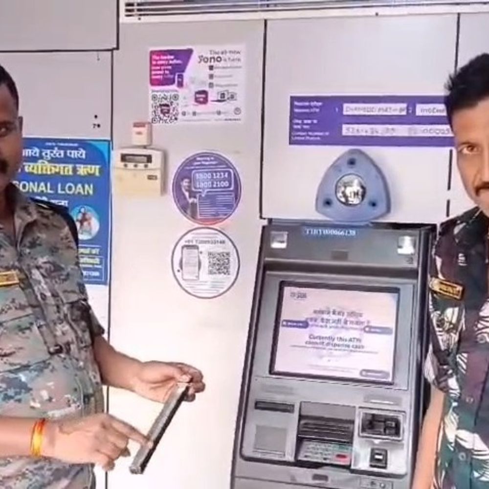 धनबाद SBI ATM के कैश स्लॉट से संदिग्ध प्लेट मिली:ग्राहक के खाते से कटे 1000 रुपए, SSP ने बैंकों को सुरक्षा बढ़ाने का निर्देश दिया