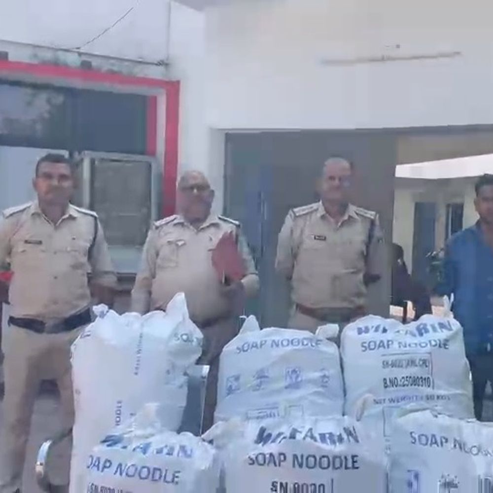 छतरपुर में बस से 7 बोरी विस्फोटक बरामद:सतना जा रही थी बस, जब्त सामान की कीमत 1 लाख से ज्यादा, पुलिस जांच में जुटी