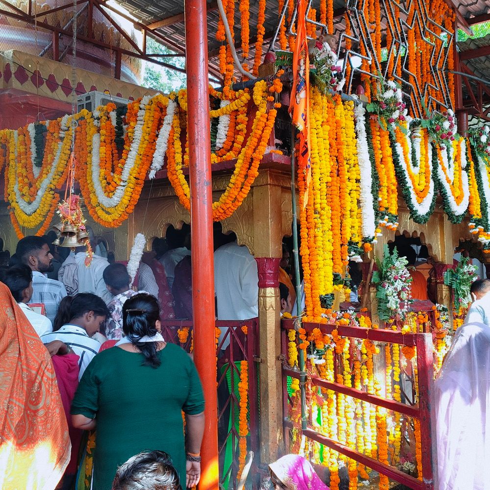 अयोध्या में नवरात्र के पांचवें दिन मां स्कंदमाता की पूजा:तीन हजार पंडालों में गूंजे जयकारे, भोर से मंदिरों में उमड़ी भीड़