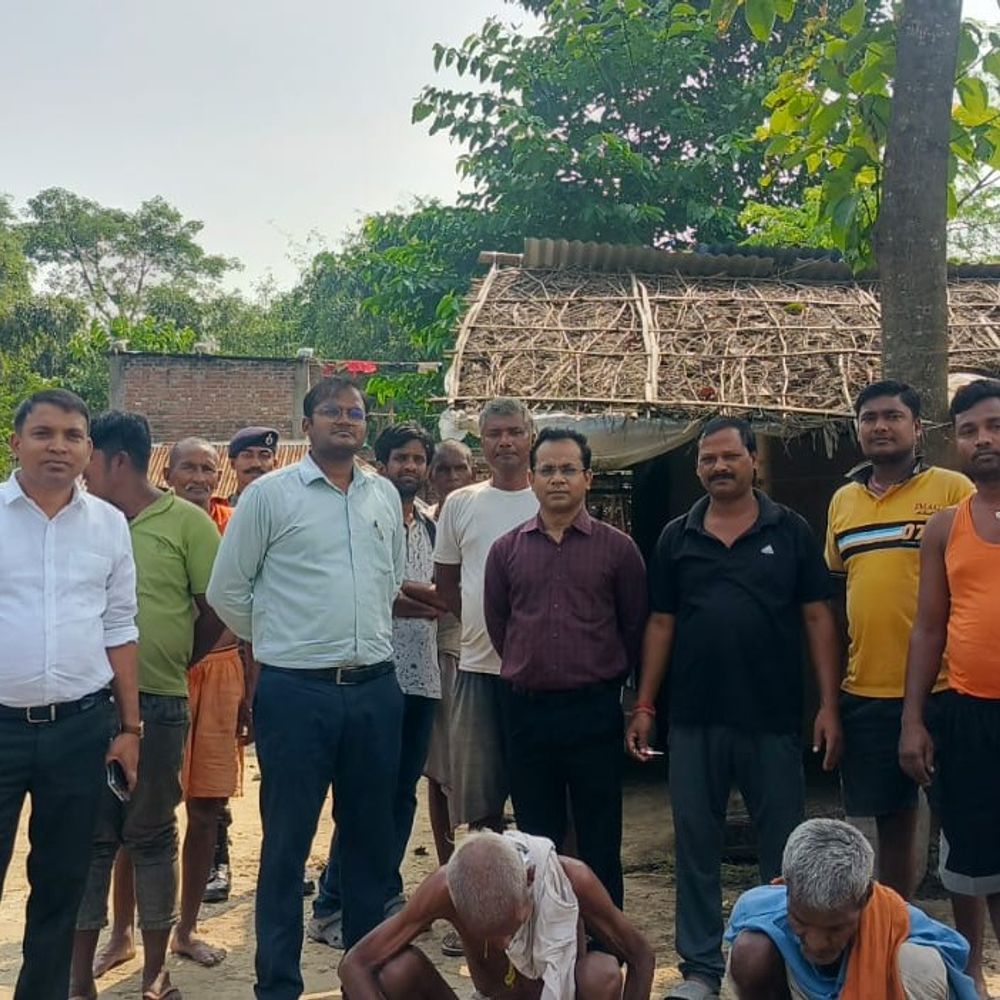 भारतीय बच्चे नेपाल के स्कूलों में पढ़ने को मजबूर:अररिया के सीमावर्ती गांव में सड़क-पुल नहीं, अधिकारी कीचड़ में चलकर पहुंचे