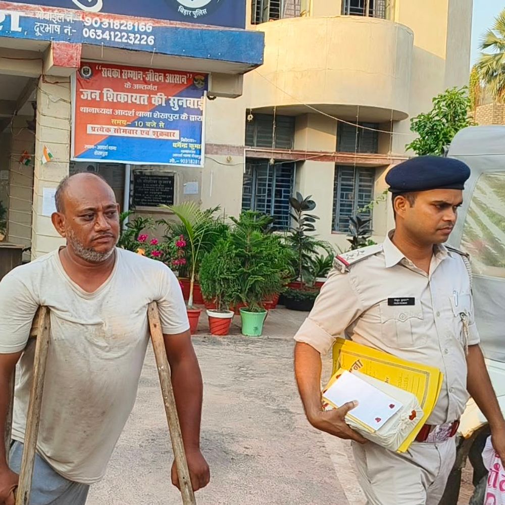पान गुमटी से गांजा बरामद, दुकानदार गिरफ्तार:शेखपुरा में 96 ग्राम गांजा और मोबाइल जब्त