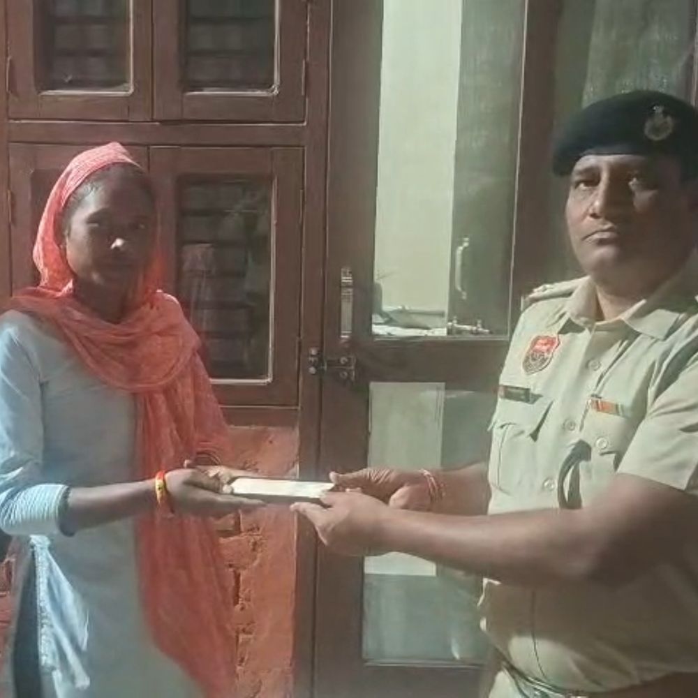 सोहना पुलिस ने लौटाया महिला का खोया मोबाइल:चंद घंटों में ढूंढा, किस्तों पर खरीदा था फोन, वापस पाकर हुई भावुक