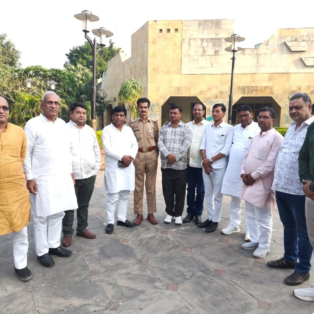 मंदिर के जीर्णोद्धार में योगदान का सम्मान:श्री चतुर्भुज मंदिर विकास समिति ने श्याम प्रकाश शर्मा को स्मृति चिह्न भेंट किया