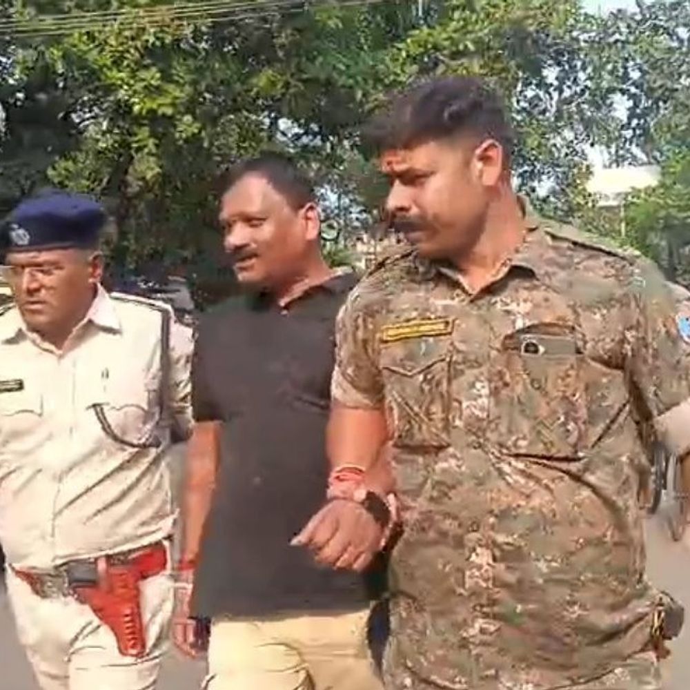 धनबाद कोर्ट में RPF और वकीलों के बीच मारपीट:आरोपी कुणाल साव को पकड़ने पहुंची टीम, स्थानीय पुलिस RPF SI को ले गई थाने