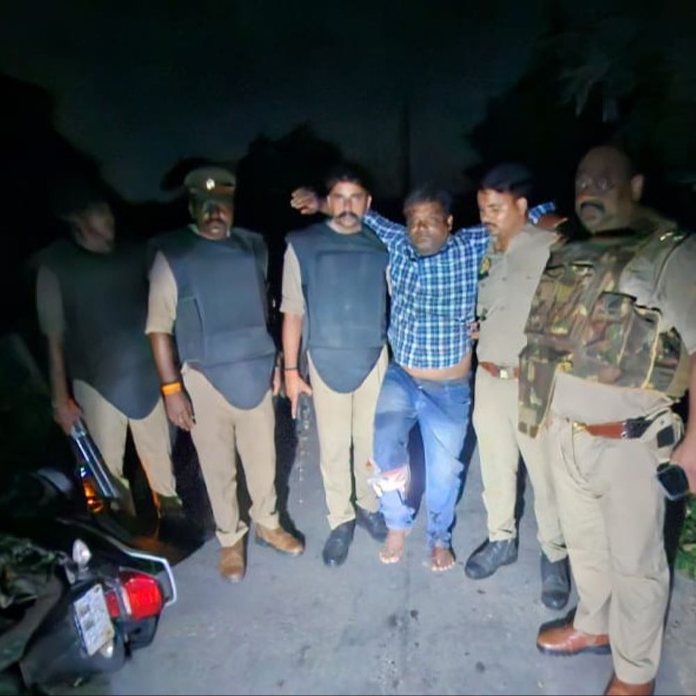 आजमगढ़ में पुलिस मुठभेड़:महिलाओं को सरकारी योजनाओं का झांसा देकर ठगी करने वाला आरोपी गिरफ्तार, आजमगढ़ गाजीपुर में दर्ज हैं 9 मुकदमे
