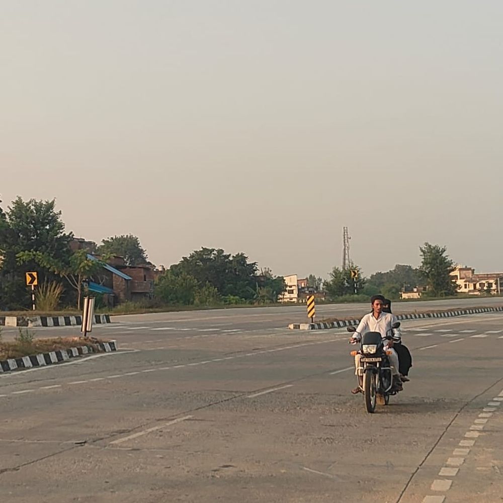 आजमगढ़ में शुक्रवार को निकली बादलों वाली धूप:गुरुवार को दोपहर के बाद बदला था मौसम का मिजाज
