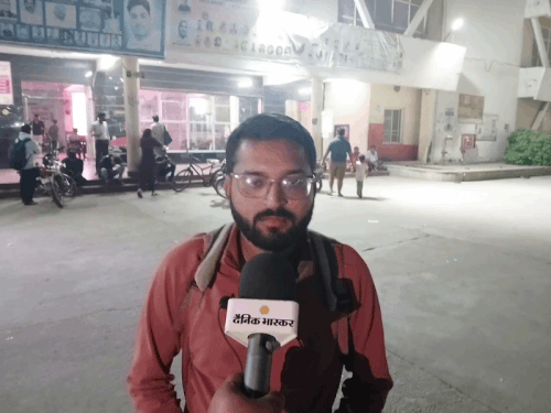 आजमगढ़ रोडवेज पर बस के लिए परेशान हो रहे अभ्यर्थी:कमरे पर सोने के लिए गए RM, अभ्यर्थी बोले कैसे पहुंचेंगे परीक्षा केंद्र, सता रहा है डर