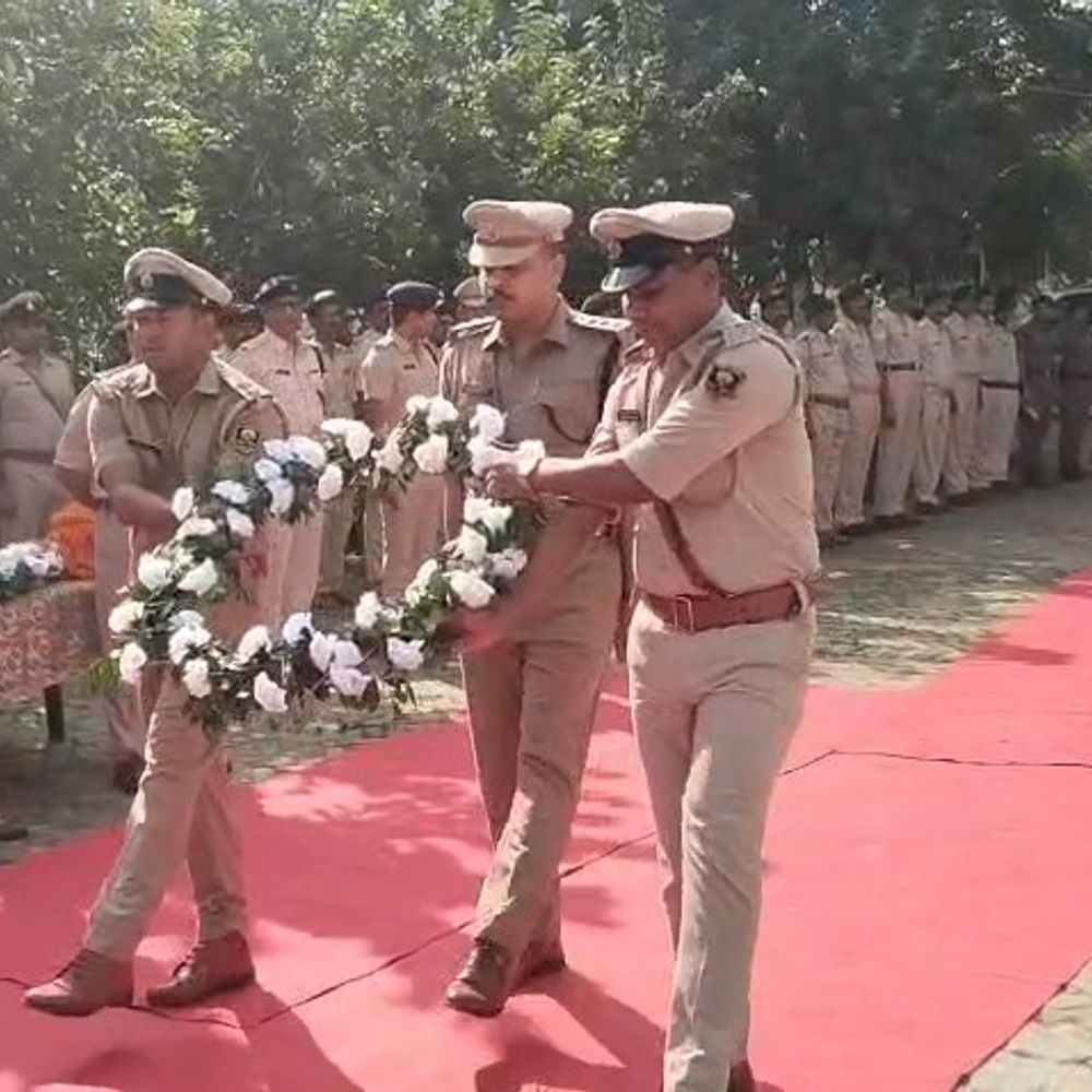समस्तीपुर पुलिस लाइन में शहीद जवानों को दी गई श्रद्धांजलि:एसपी अरविंद प्रताप सिंह ने शहीद पुलिसकर्मियों को नमन किया, उनके आदर्शों पर चलने का लिया संकल्प