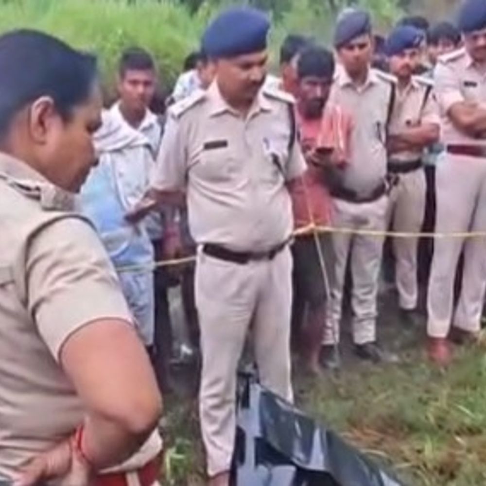 समस्तीपुर में अर्धनग्न हालत में मिला युवती का शव:सिर पर गहरे जख्म के निशान, बॉडी के पास मिले कपड़े; रेप के एंगल से जांच