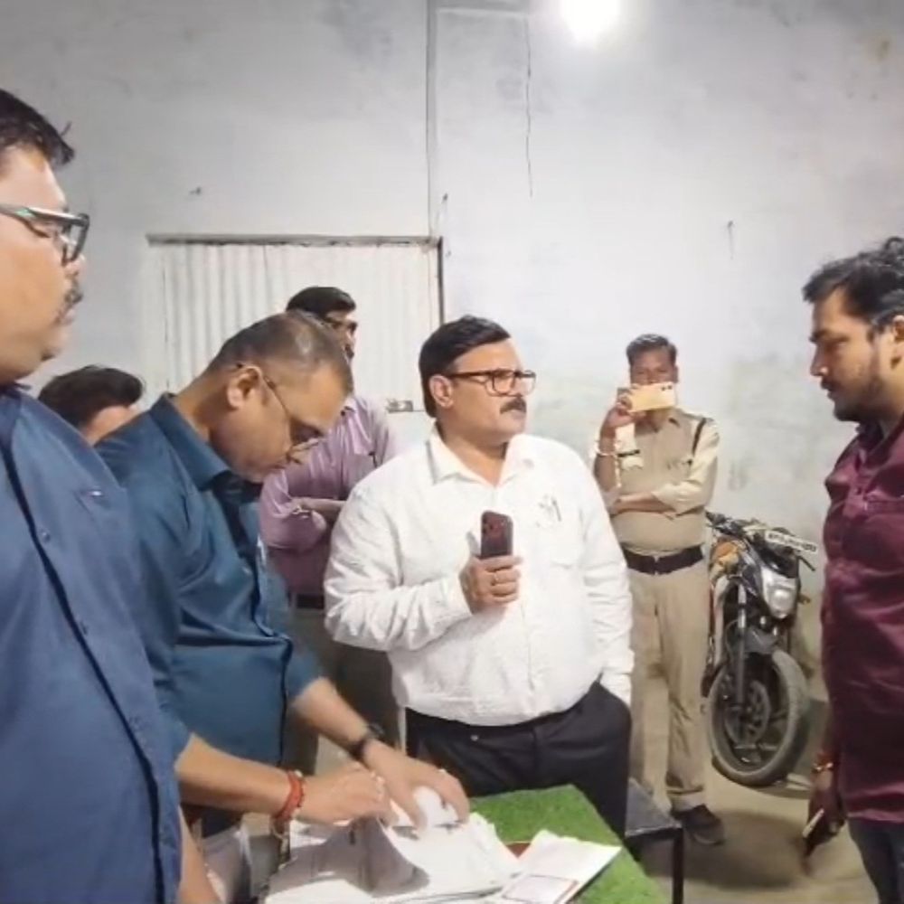 सागर में बालाजी ऑटो डील पर परिवहन विभाग की कार्रवाई:बगैर ट्रेड लाइसेंस वाहन खरीदी-बिक्री चल रहा था कारोबार, दुकान सील की