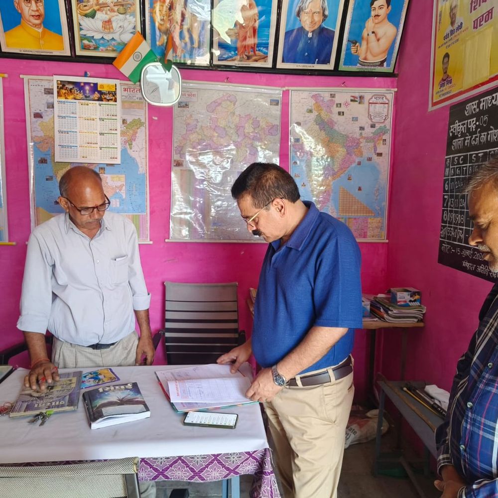 सागर में अटेंडेंस लगाकर स्कूल से गायब हुए शिक्षक:डीईओ ने 5 टीचर को नोटिस दिए, सैलरी काटने के भी निर्देश