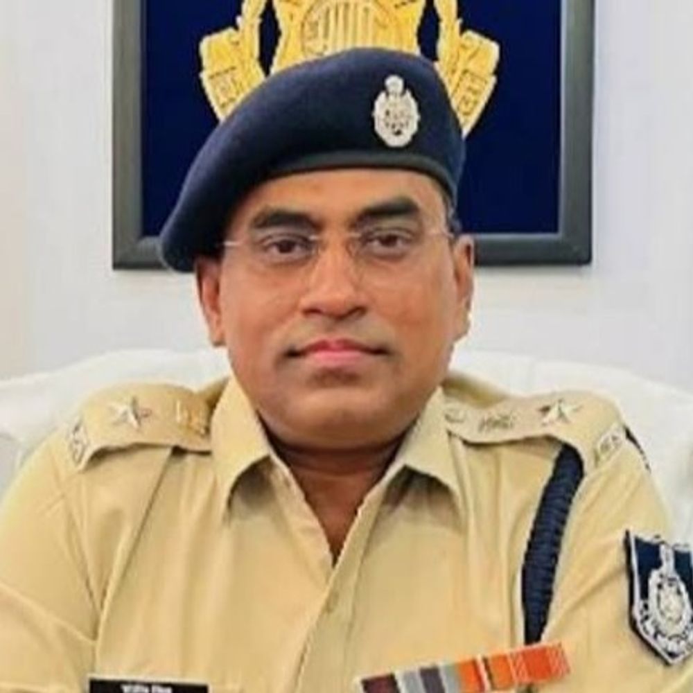 सागर DM-SP बदले, दिलीप यादव नए कलेक्टर:संजीव सिन्हा होंगे SP, जहरीली शराब से मौतों के बाद कार्रवाई