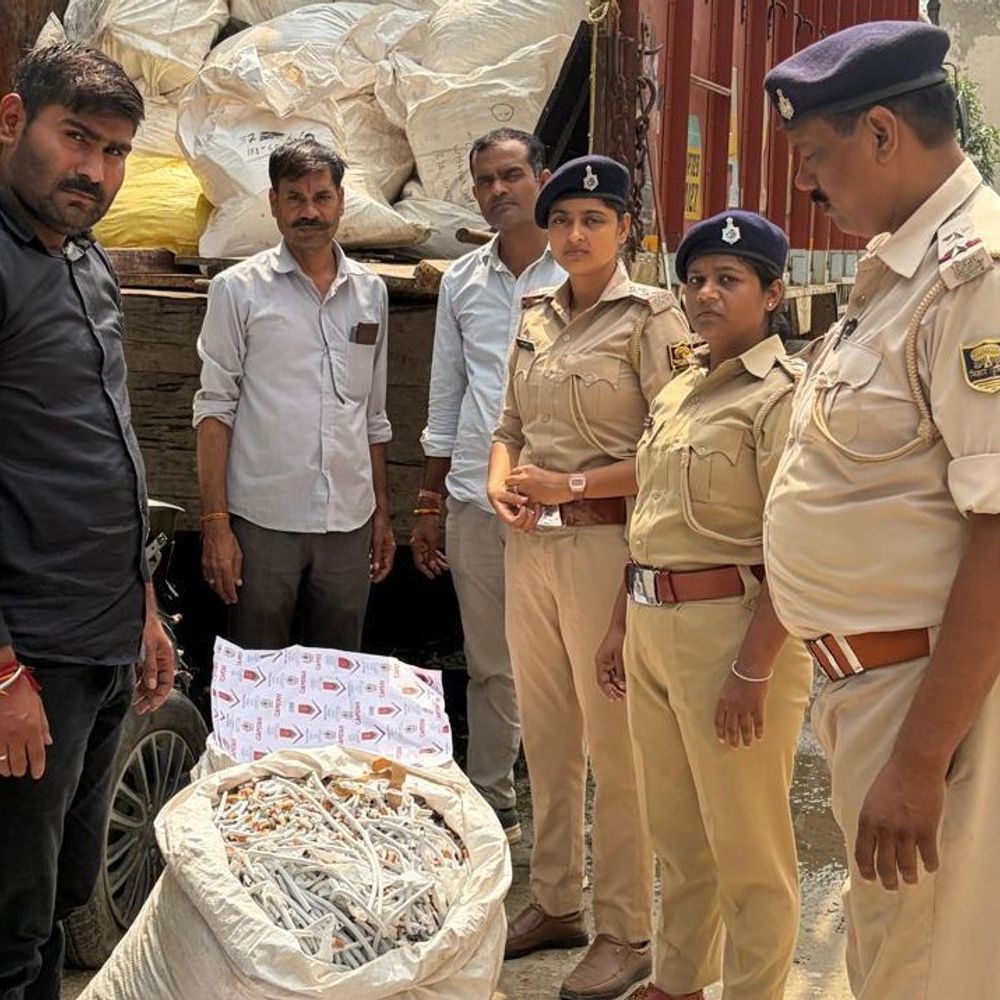 मुजफ्फरपुर में पकड़ी गई नकली सिगरेट फैक्ट्री:कंपनी के अधिकारी जमीन खरीदार बनकर पहुंचे, छापेमारी से पहले मजदूर फरार; लाखों का माल जब्त