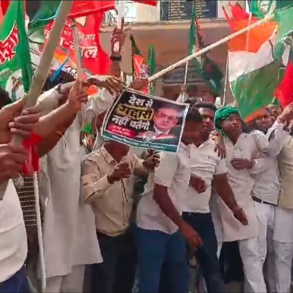 मुजफ्फरपुर में INDIA गठबंधन का प्रदर्शन:CEC ज्ञानेश कुमार के इस्तीफे की मांग, सरैयागंज टावर पर पुतला फूंका
